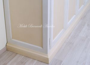 Armadio per camera da letto in stile classico con finitura colorata bianco e crema